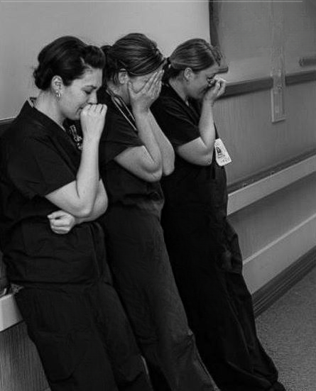THE IMAGE OF US SITTING ON THE FLOOR IN TEARS WENT VIRAL—BUT NO ONE KNEW THE STORY BEHIND IT