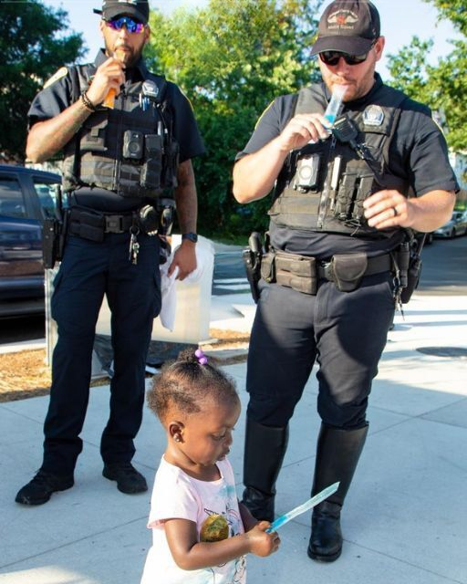 SHE WALKED UP TO THE POLICE HOLDING A FREEZER POP—AND PASSED THEM A NOTE THAT CHANGED EVERYTHING