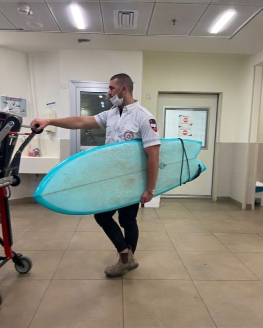SHE YELLED AT HIM FOR BRINGING A SURFBOARD—BUT WHAT HE SAID NEXT LEFT US SPEECHLESS