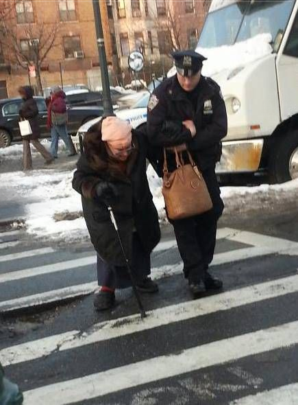 A COP PAUSED TRAFFIC FOR HER—BUT THAT’S NOT WHAT MADE ME TEAR UP