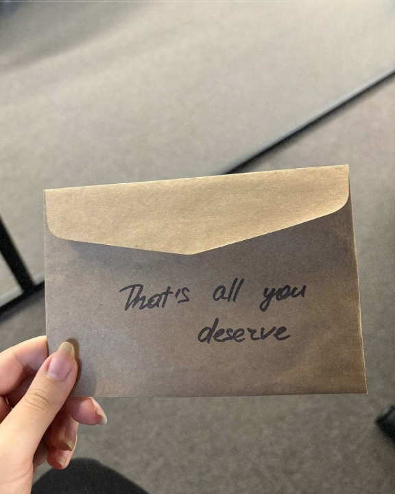 After Mom’s Death, Woman Leaves Her Sister Three Dollar Bills and a Brutal Note