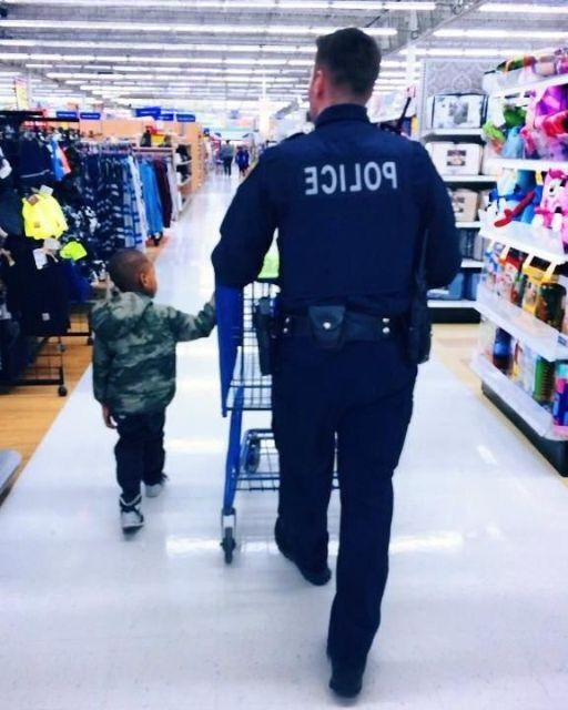 THE OFFICER HELD HIS HAND—AND THE BOY’S QUESTION CHANGED EVERYTHING