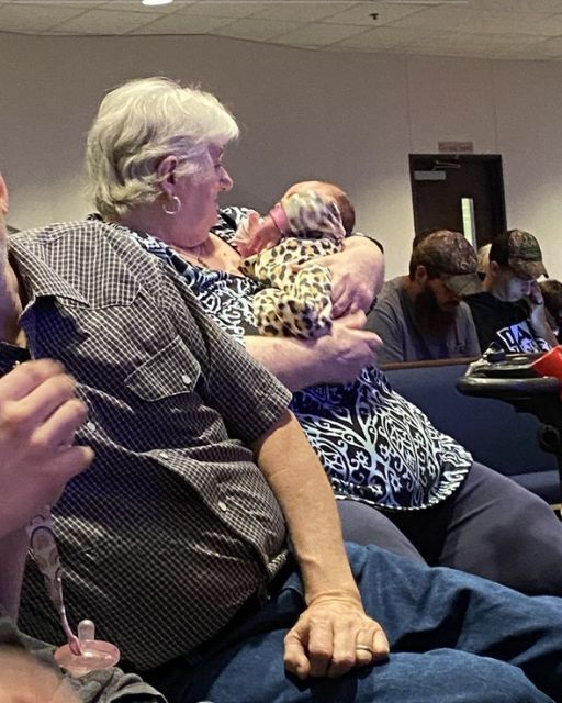 A STRANGER HELD MY BABY IN CHURCH—AND I ALMOST BROKE DOWN FROM THE RELIEF