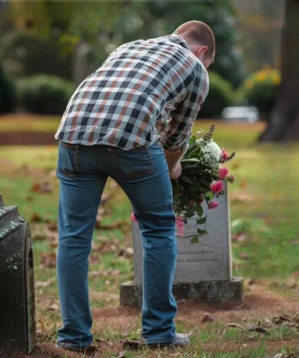 A Stranger Left Flowers at My Husband’s Grave Every Week — What I Discovered Left Me Speechless