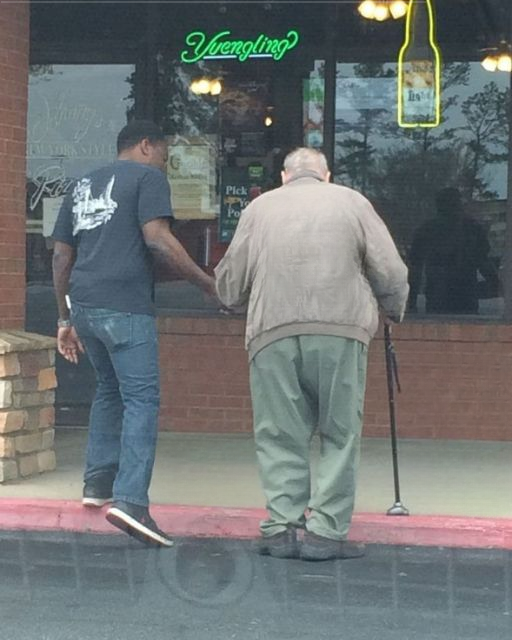 I PAUSED TO HELP AN ELDERLY MAN INTO A RESTAURANT — AND IT MADE ME RETHINK MY DAD