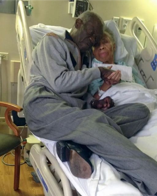 THIS PHOTO CAPTURES A LOVE THAT NEVER QUITS—EVEN IN A HOSPITAL ROOM AT MIDNIGHT