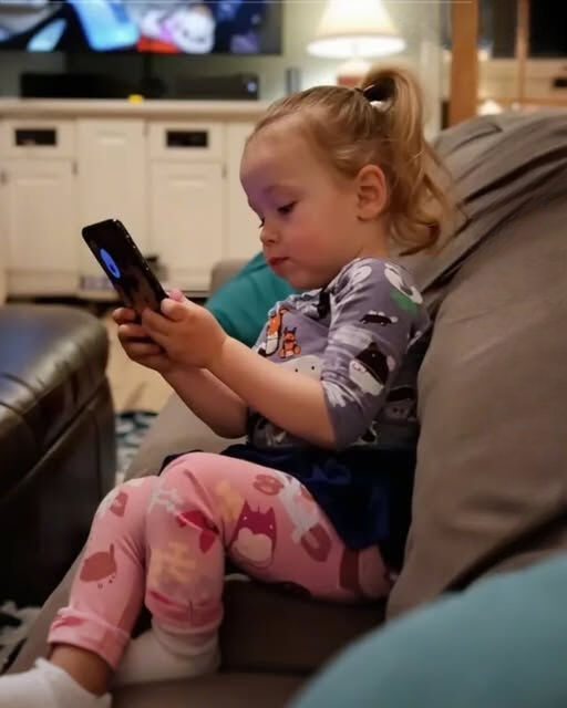 MY LITTLE GIRL PICKED UP MY HUSBAND’S PHONE AND FORGOT TO END THE CALL — THEN I HEARD A WOMAN SAY, “DADDY AND I HAVE SO MANY SECRETS.”