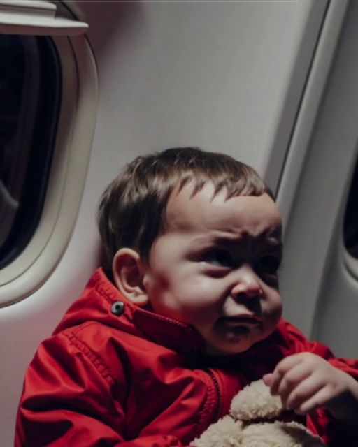 THE BABY BEGAN SCREAMING MID-FLIGHT—BUT IT WASN’T JUST CRYING THAT MADE EVERYONE LOOK