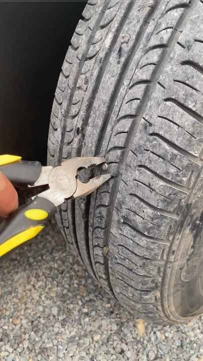 MY WIFE SAID HER CAR WAS ACTING STRANGE—WHEN I CHECKED, I FOUND A NAIL THE SIZE OF MY FINGER IN HER TIRE