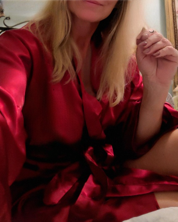 My Husband’s Mistress Mistakenly Sent Me a Photo in My Robe – I Felt Devastated, But Thoughts of Revenge Began to Take Shape