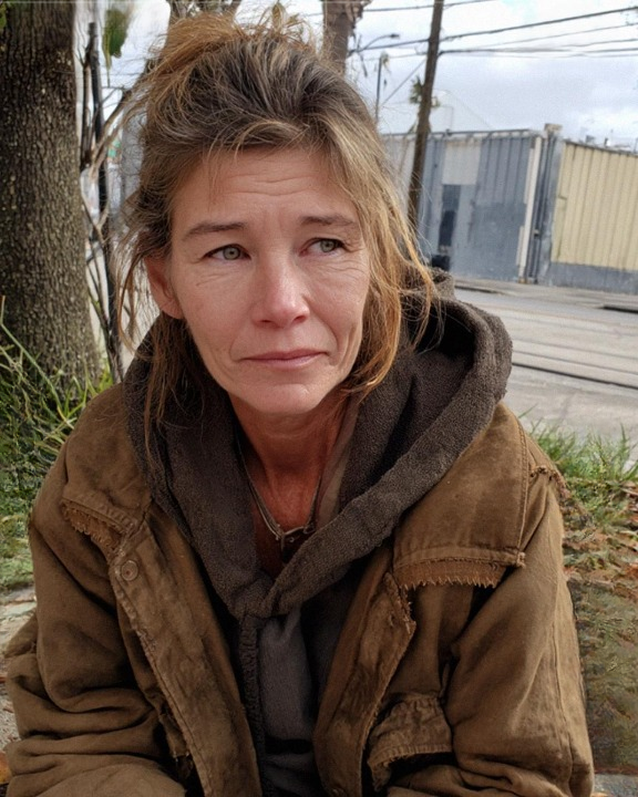 I Handed My Jacket to a Homeless Woman on Thanksgiving — Two Years Later, She Appeared at My Door Holding a Black Backpack and Wearing a Smile I’ll Never Forget